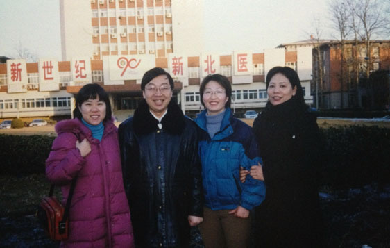 郭潇赢在北京医科大学医学部与徐振雷老师及学员在一起合影